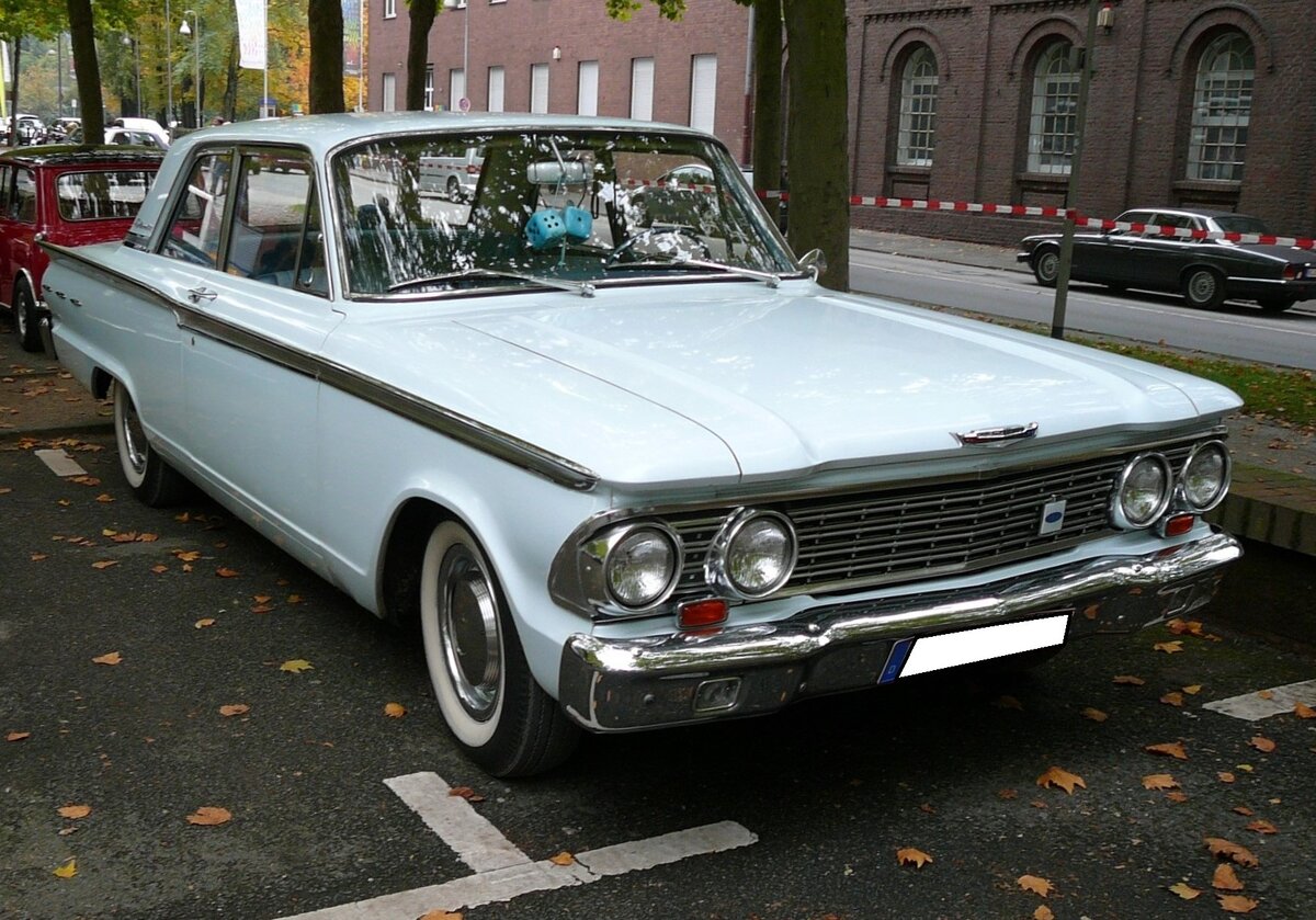 Ford Fairlane 500 Sedan des Modelljahres 1962. Der Fairlane 500 konnte wahlweise mit einem Sechszylinderreihenmotor mit einem Hubraum von 2781 cm³ und einer Leistung von 102 PS oder mit einem V8-Motor, der aus einem Hubraum von 3620 cm³ 147 PS leistet bestellt werden. Der abgelichtete Wagen dürfte im Farbton corinthian white lackiert sein. Besucherparkplatz des LaPaDu im Oktober 2018.