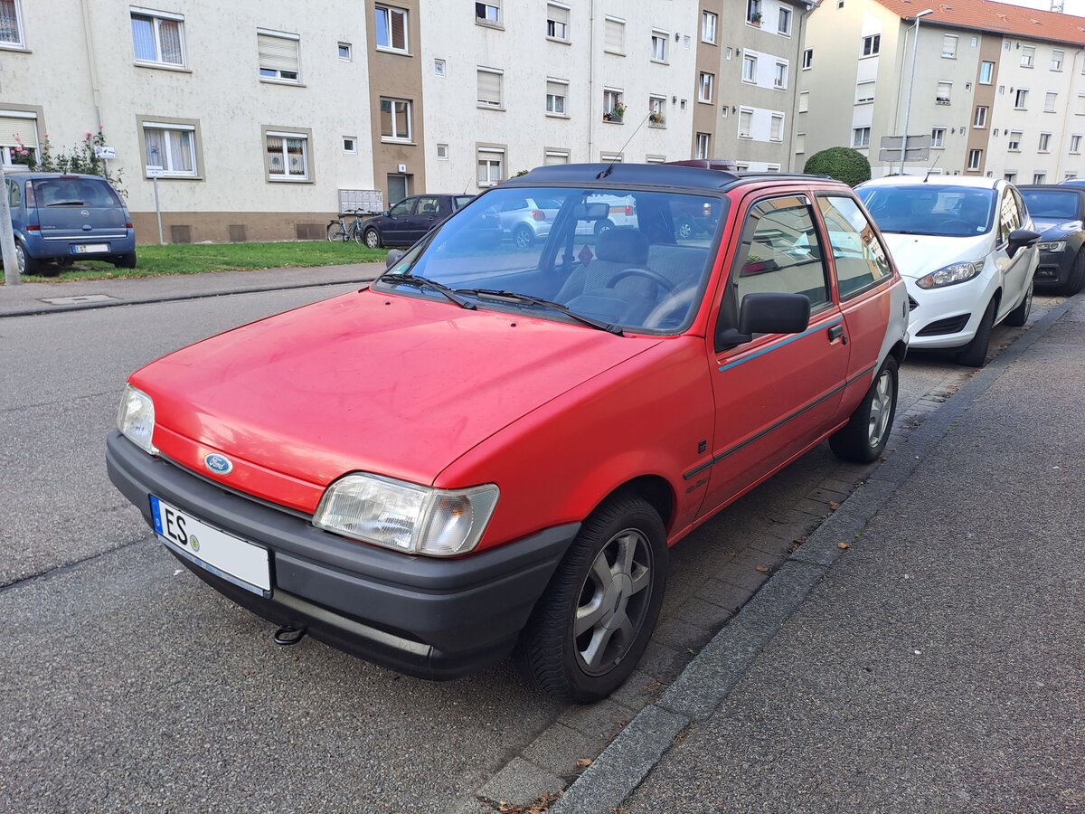 Ford Fiesta Calypso am 22.10.2023. Wie man an den Außenspiegeln erkennt, wurde das Fahrzeug vor 1994 gebaut und ist somit schon ein Oldtimer. Beim Nachfolgermodell wurden aerodynamischere Spiegel verbaut.