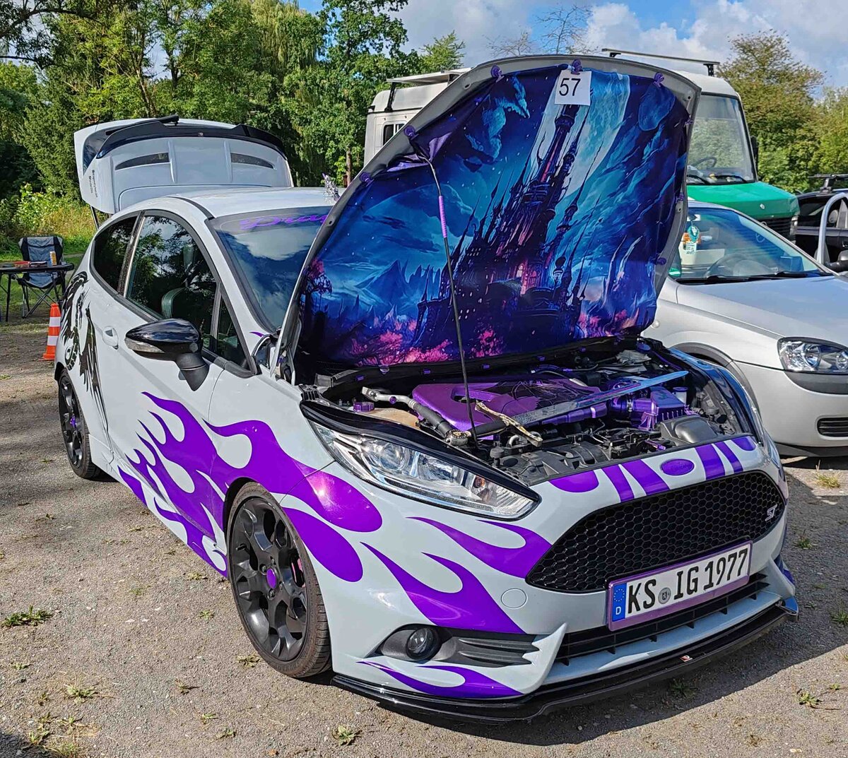 =Ford Fiesta ST, ausgestellt beim Automobiltreffen  TIEF AM TEICH  auf dem Hünfelder Festplatz im August 2024