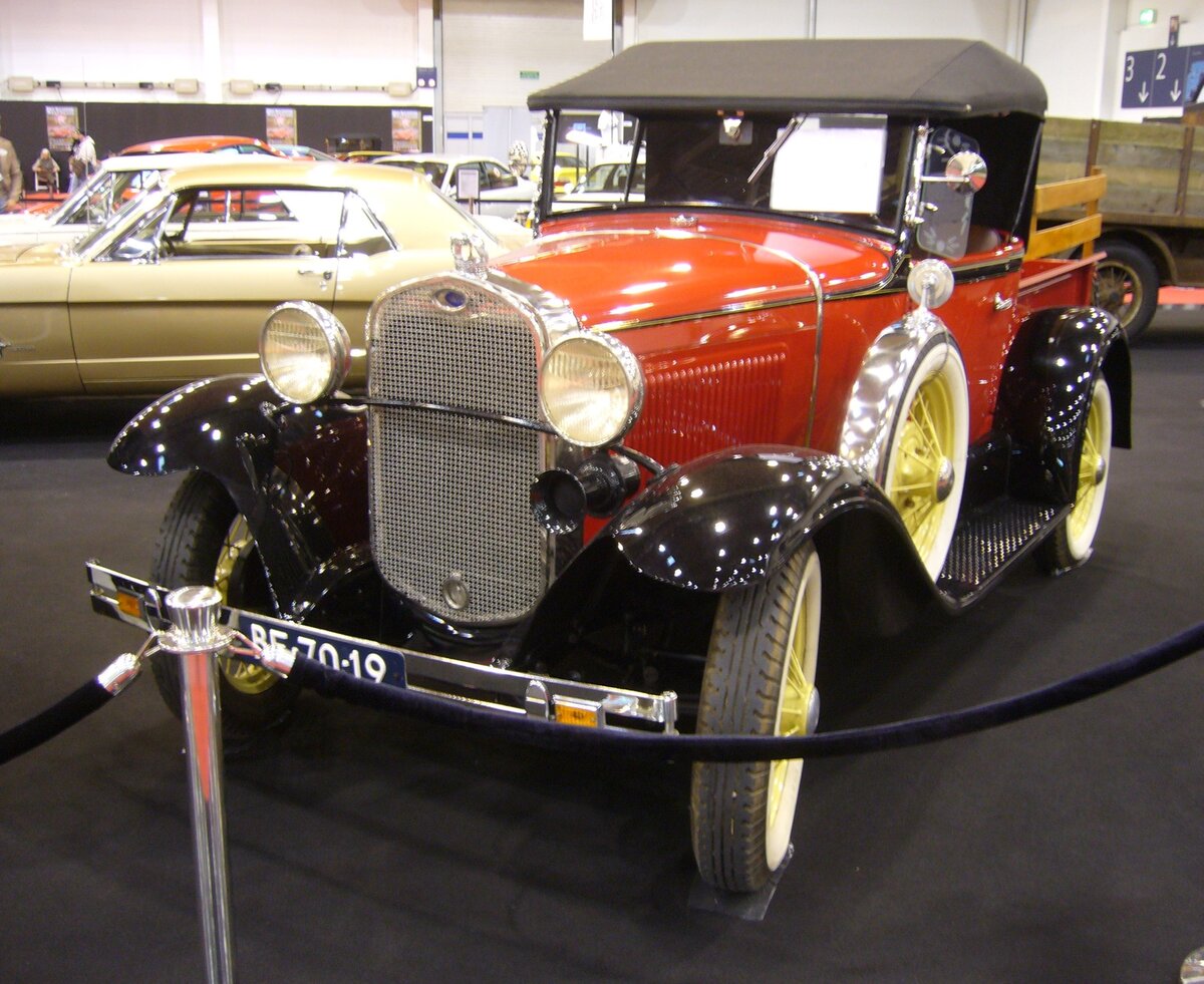 Ford Modell A Pickup, gebaut von 1928 bis 1931. Das Modell A war der Nachfolger des legendären Ford Model T. Während der vierjährigen Produktionszeit wurden 4.320.446 Einheiten in etlichen Karosserievarianten, so auch in zwei Pickup-Versionen, produziert. Der gezeigte Wagen stammt aus dem Modelljahr 1930. Der Vierzylinderreihenmotor hat einen Hubraum von 3285 cm³ und leistet 40 PS. Essen Motor Show am 04.12.2024.