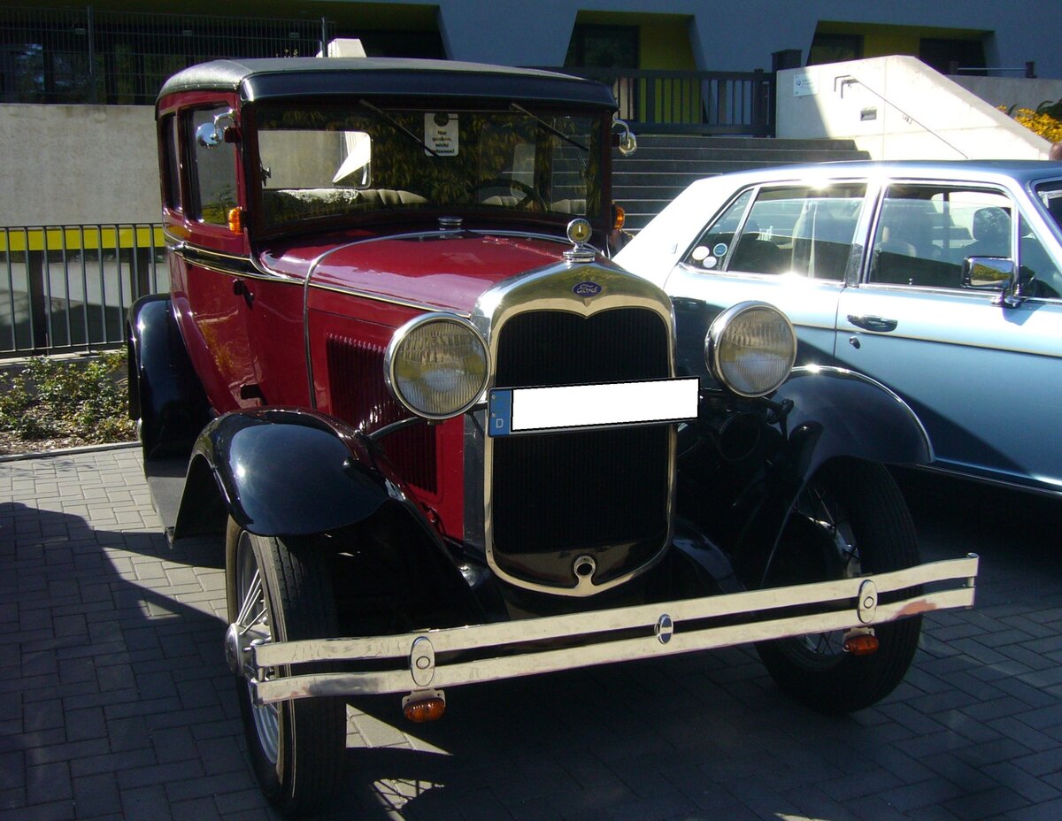 Ford Modell A Tudor, gebaut von 1928 bis 1931. Das Modell A war der Nachfolger des legendären Ford Model T. Während der vierjährigen Produktionszeit wurden 4.320.446 Einheiten in etlichen Karosserievarianten produziert. Der gezeigte Wagen stammt aus dem Modelljahr 1930 und ist im Farbton maroon lackiert. Der Vierzylinderreihenmotor hat einen Hubraum von 3285 cm³ und leistet 40 PS. Oldtimertreffen an der Bleibergquelle Velbert am 22.09.2024.