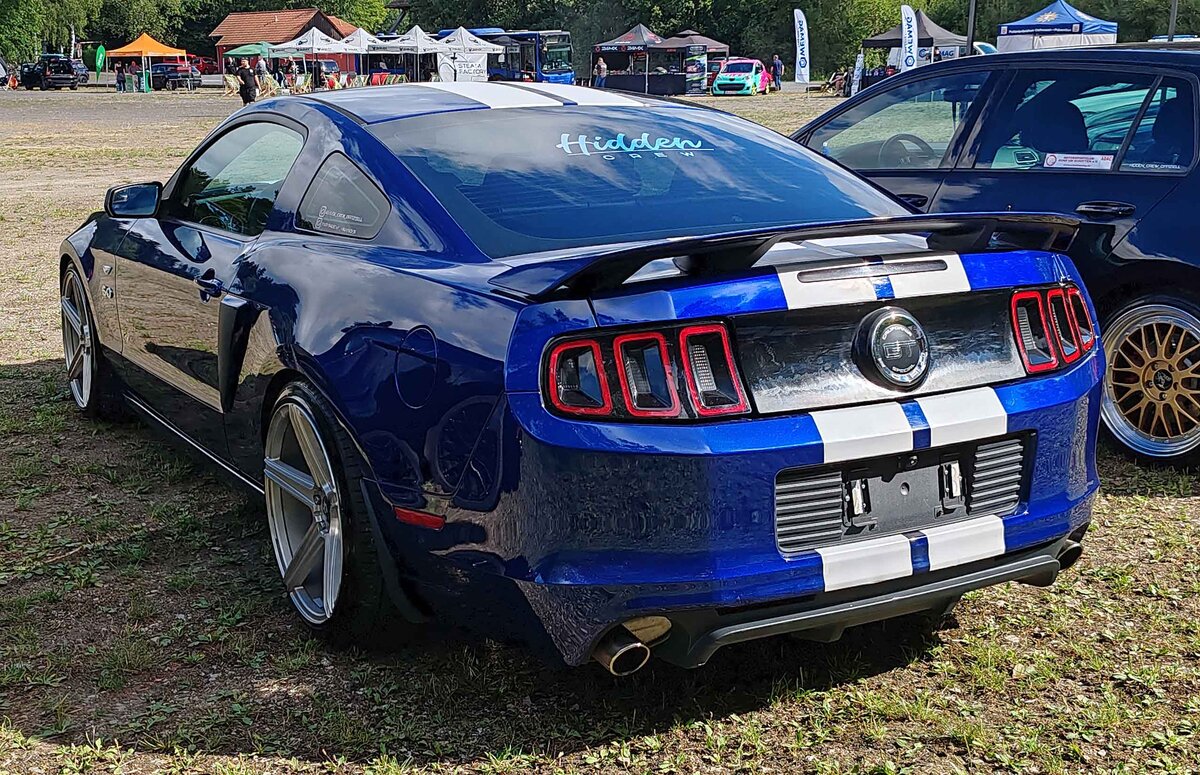 =Ford Mustang GT steht beim Automobiltreffen  TIEF AM TEICH  auf dem Hünfelder Festplatz im August 2024