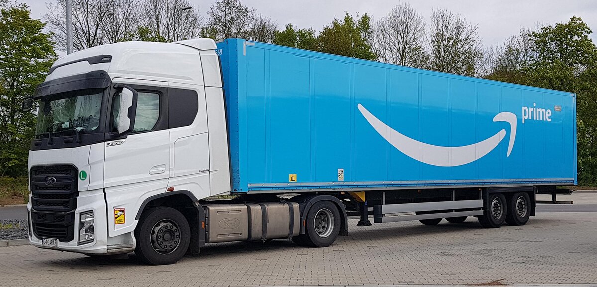 =Ford-Sattelzug mit einem Auflieger von AMAZON PRIME rastet an der A 7, 04-2024