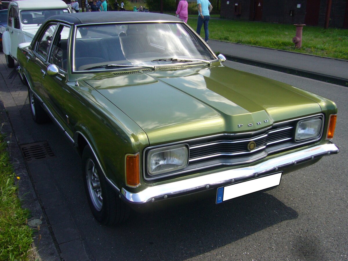 Ford Taunus TC, gebaut von 1970 bis 1975. Den auch  Knudsen  Taunus genannten Wagen gab es als zwei- und viertürige Limousine, als fünftürigen, Turnier genannten Kombi, und als Coupe. Auch bei den Motorisierungen hatte der Käufer die Qual der Wahl. Es gab zwei 4-Zylinderreihenmotoren mit 1285 cm³ Hubraum/59 PS, 1576 cm³ Hubraum/68 PS, 72 PS oder 88 PS. Außerdem waren zwei V6-Motoren mit 1981 cm³ und 90 PS, sowie 2274 cm³ mit 108 PS lieferbar. Der abgelichtete Wagen, im Farbton onyxgrün, ist mit dem 1981 cm³ ausgestattet. Oldtimer-Revival auf dem Gelände der Kokerei Zollverein in Essen am 28.07.2024.