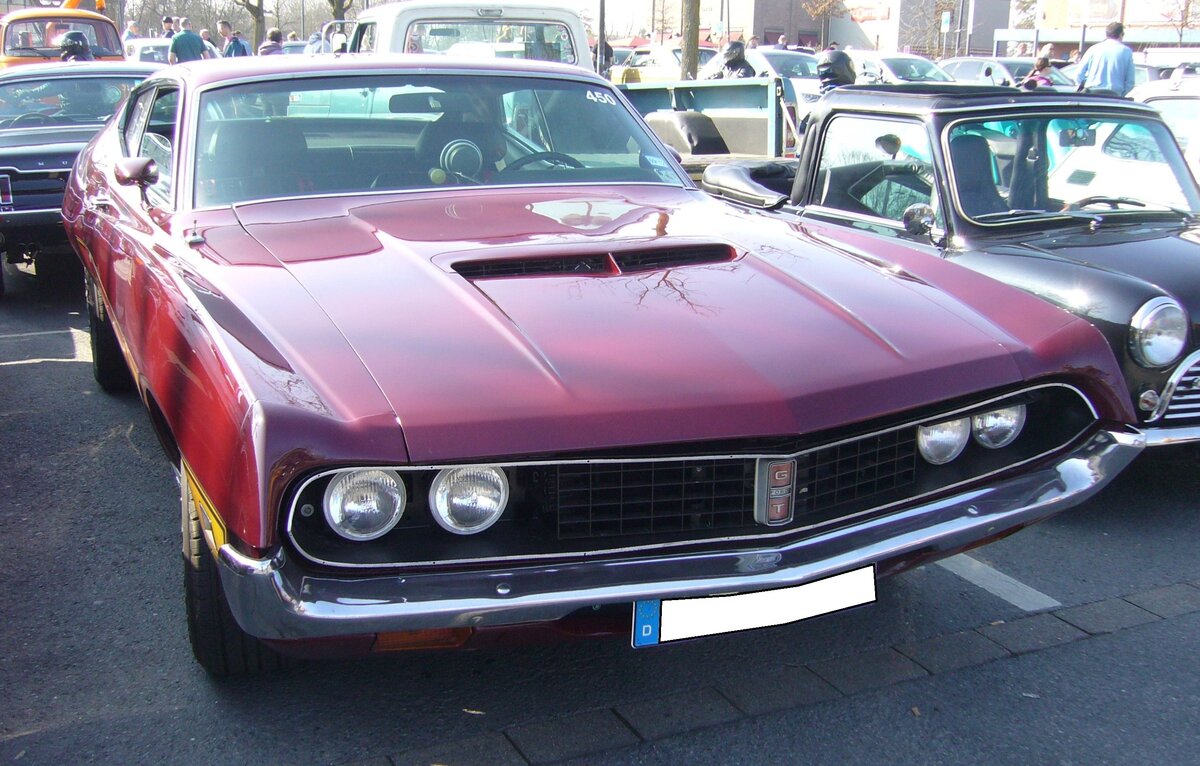 Ford Torino Coupe aus dem Modelljahr 1971. Im Jahr 1968 brachte Ford das neue Mittelklassemodell  Torino  auf den Markt. Der  Torino  war als viertürige Limousine, fünftüriges Kombimodell namens Wagon oder Squire, als zweitüriges Convertible-Modell namens GT und eben als zweitüriges Coupe lieferbar. Im Modelljahr 1971 war ein solches Coupe-Modell ab US$ 2943,00 zu bekommen. Basismotorisierung war ein Sechszylinderreihenmotor mit einem Hubraum von 250 cui (4097 cm³) mit 145 PS. Gegen Aufpreis konnte ein V8-Motor mit einem Hubraum von 302 cui (4949 cm³) und einer Leistung von 210 PS verbaut werden. Oldtimerbrunch am Cafe del sol in Gelsenkirchen am 09.03.2025.