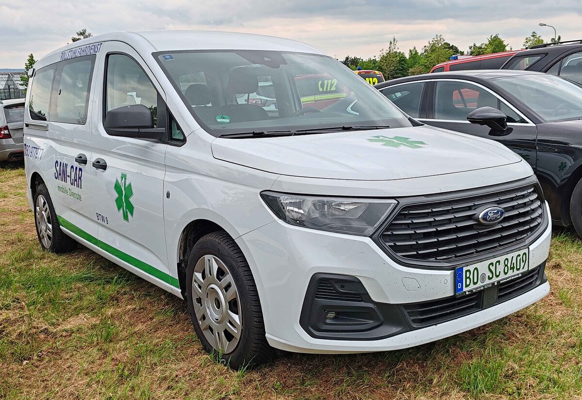 =Ford Tourneo als Rollstuhlfahrdienst von SANI-CAR, gesehen auf dem Parkplatzgelände der RettMobil 2024 in Fulda