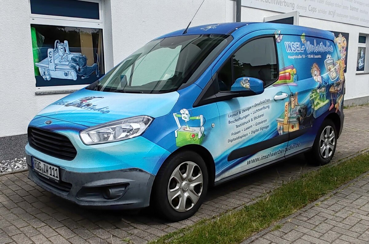 =Ford Tourneo Courier vom INSEL-WERBESTUDIO steht im Juni 2024 in Sassnitz