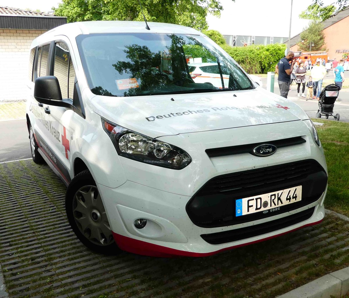 =Ford Transit Connect des DRK Fulda, gesehen beim  Roten Sommer  2018 in Fulda. Die zweitägige Veranstaltung  Roter Sommer  erinnert an die Bedeutung der vielen Hilfsorganisationen. Mai 2018