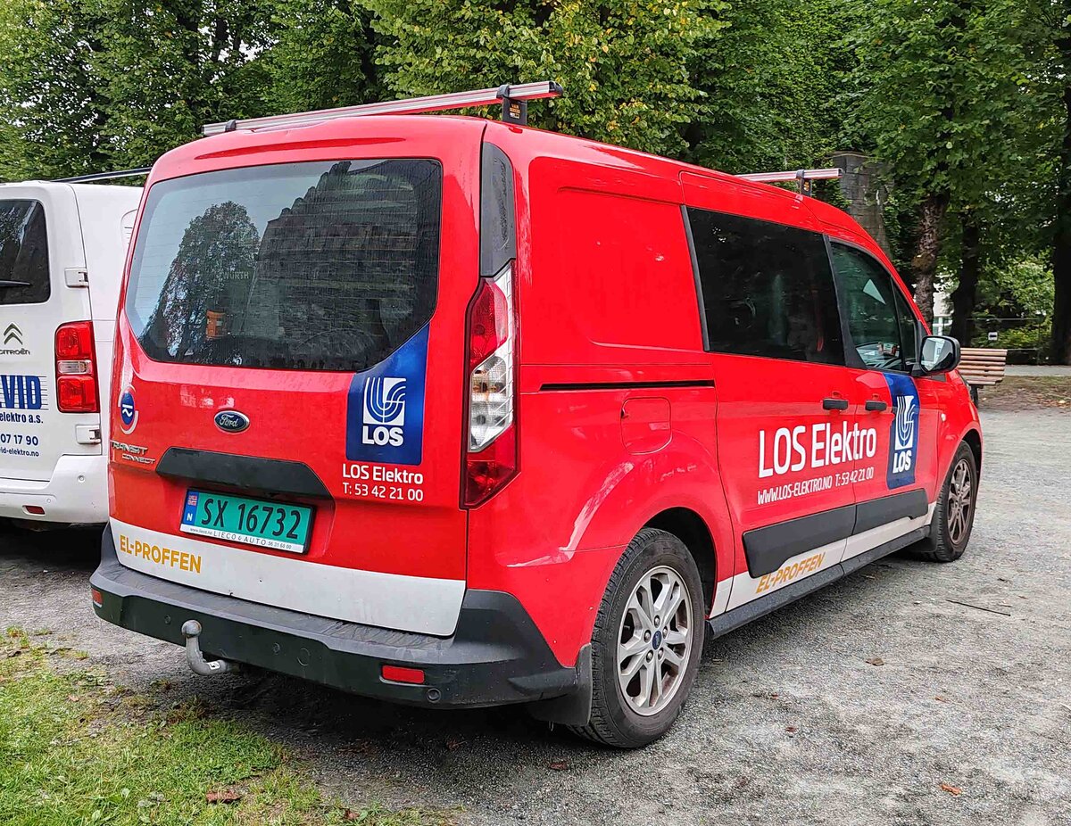 =Ford Transit Connect der Firma LOS-ELEKTRO steht auf einer Baustelle in Bergen/Norwegen, 10-2024