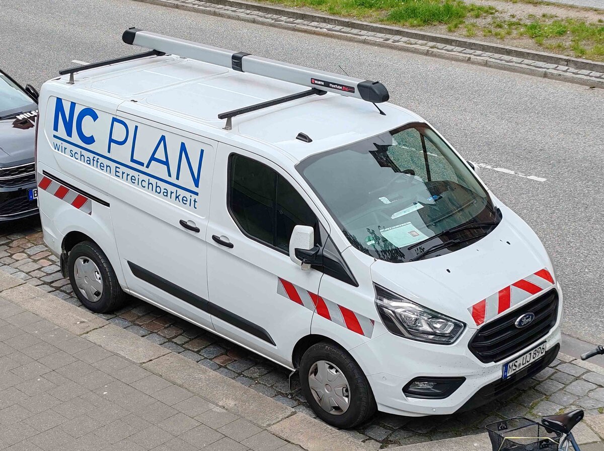 =Ford Transit der Firma NC PLAN steht im Mai 2024 im Hamburger Hafengebiet