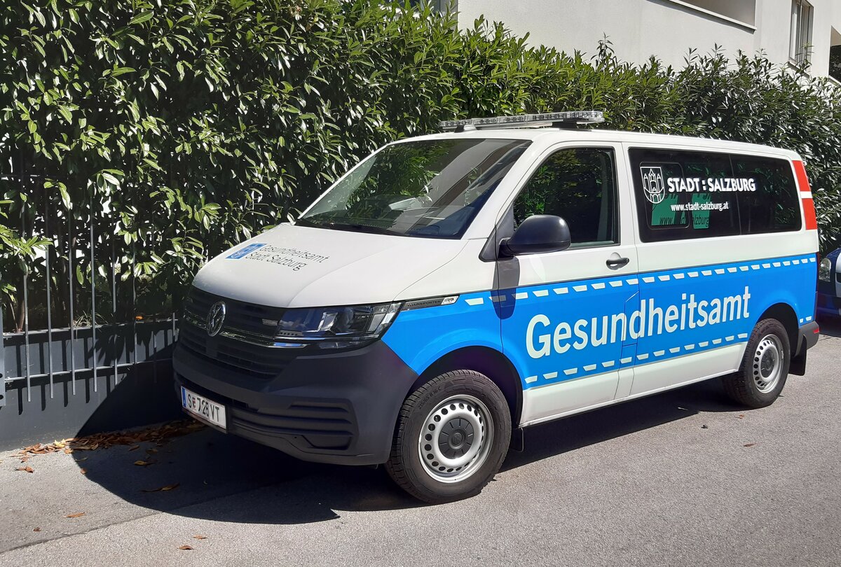 Geparkter VW - Bully -Einsatzfahrzeug der Stadt Salzburg  Gesundheitsamt  am 8.8. 2022 in Salzburg (Österreich).