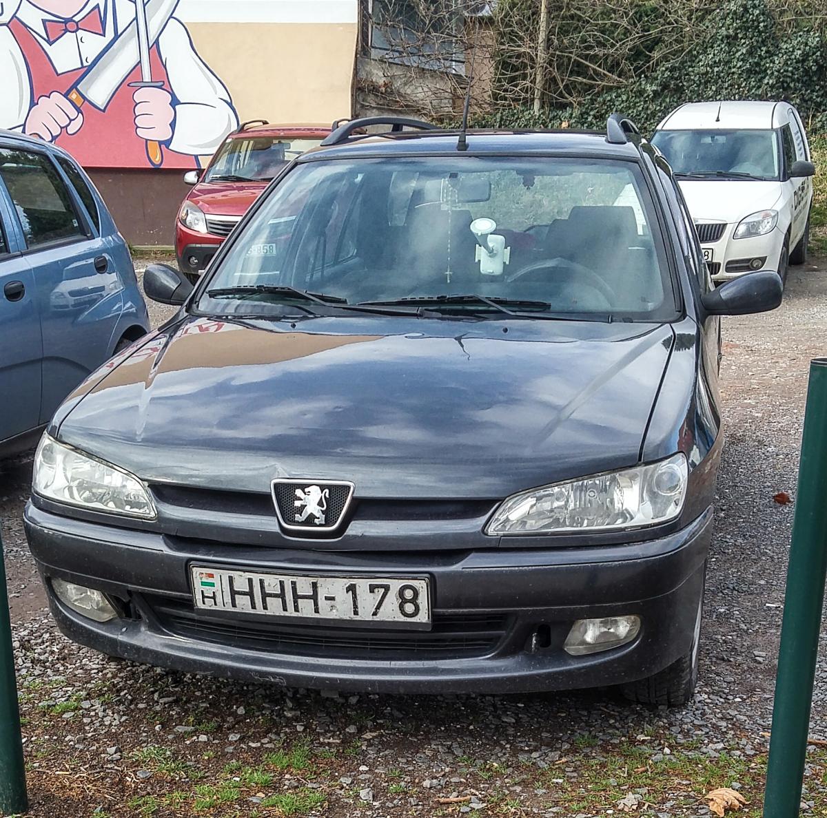 Gesicht eines Peugeot 306, fotografiert in März 2020. 