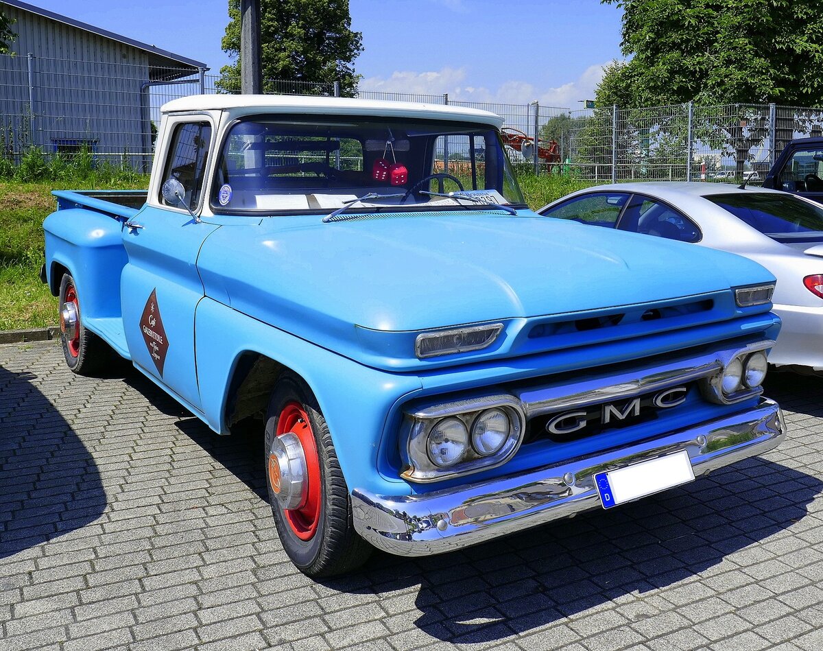 GMC pickup, aus den 1950er Jahren, in Breisach am Rhein, Juni 2024