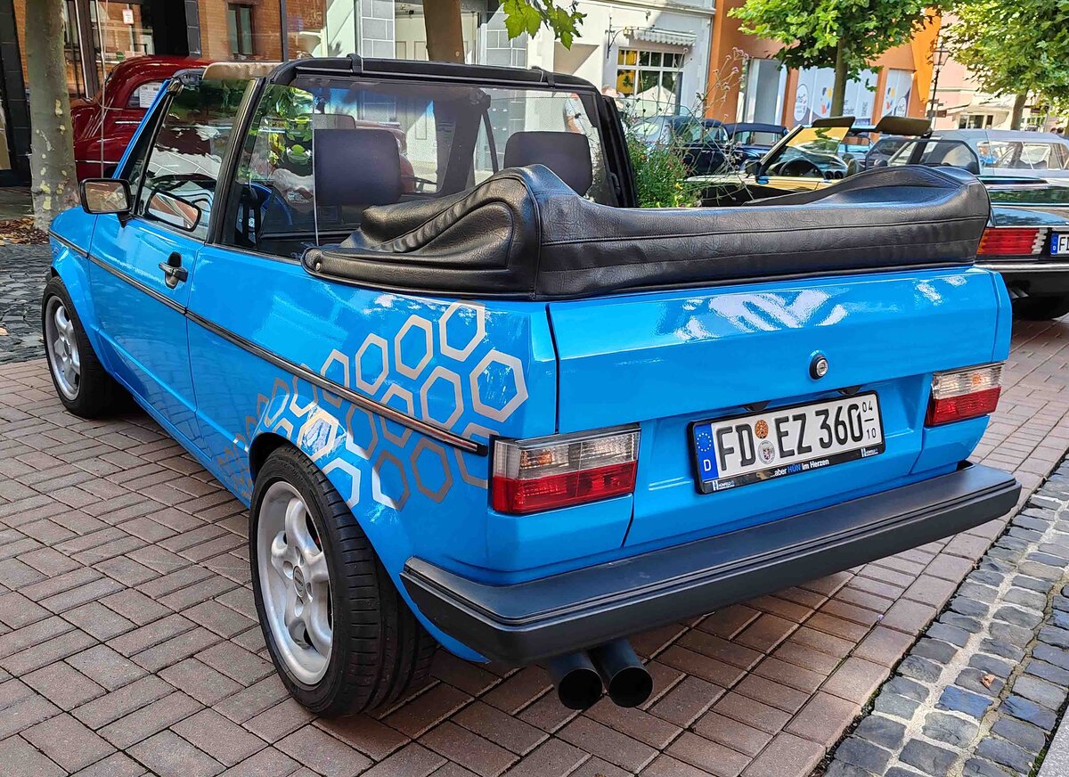 =Golf Cabrio steht auf der Ausstellungsfläche beim Hünfelder Stadtfest im August 2024