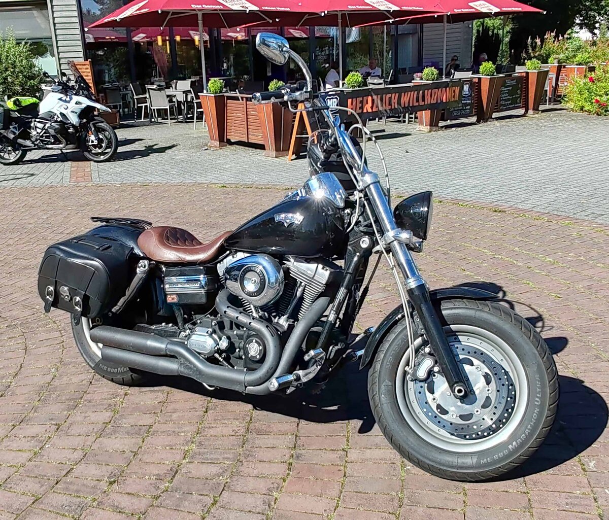 =Harley Davidson steht abfahrbereit zur geführten Tour vom Konrad-Zuse-Hotel in Hünfeld, 07-2024