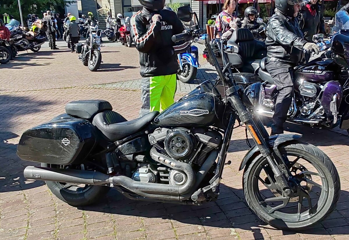 =Harley Davidson steht abfahrbereit zur geführten Tour vom Konrad-Zuse-Hotel in Hünfeld, 07-2024