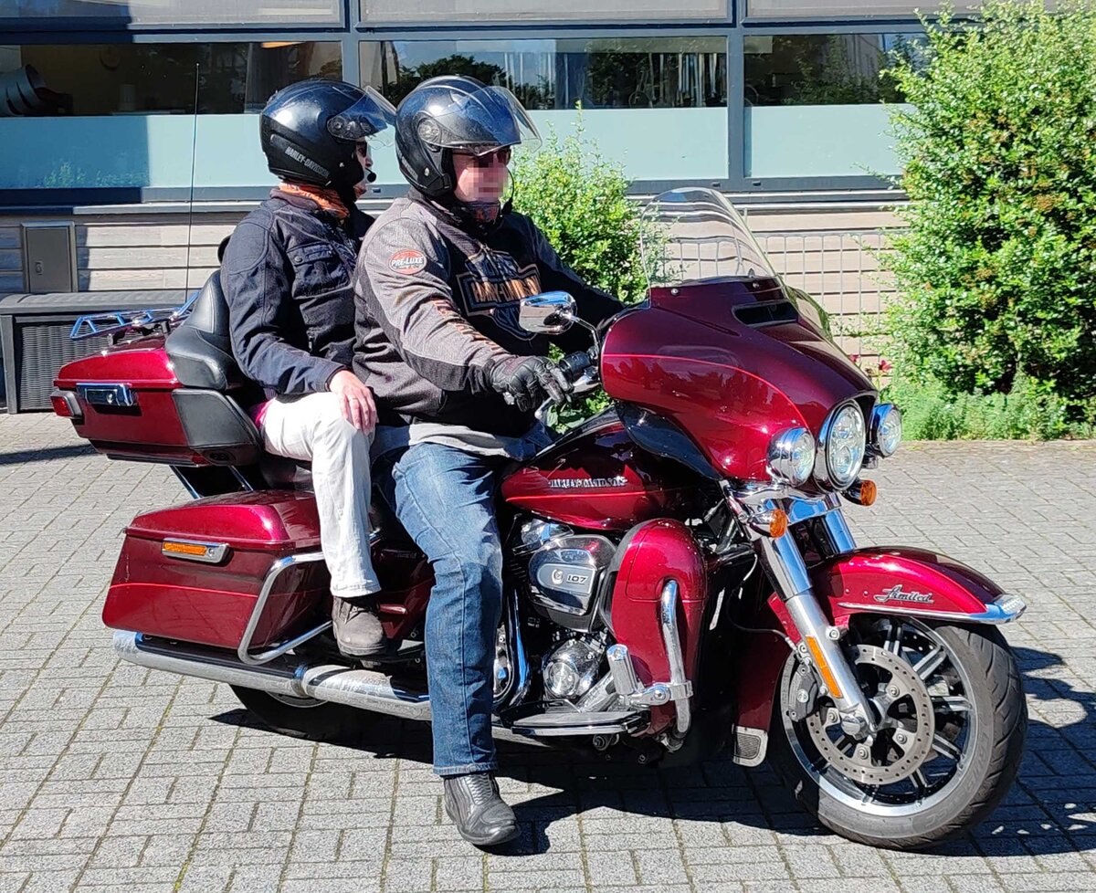 =Harley Davidson steht abfahrbereit zur geführten Tour vom Konrad-Zuse-Hotel in Hünfeld, 07-2024