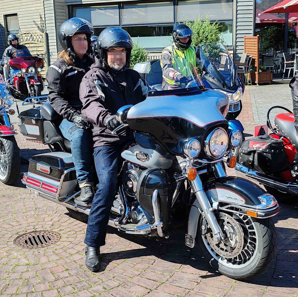 =Harley Davidson steht abfahrbereit zur geführten Tour vom Konrad-Zuse-Hotel in Hünfeld, 07-2024