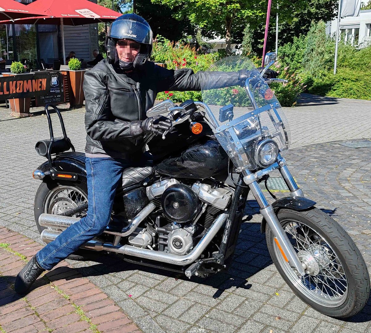 =Harley Davidson steht abfahrbereit zur geführten Tour vom Konrad-Zuse-Hotel in Hünfeld, 07-2024