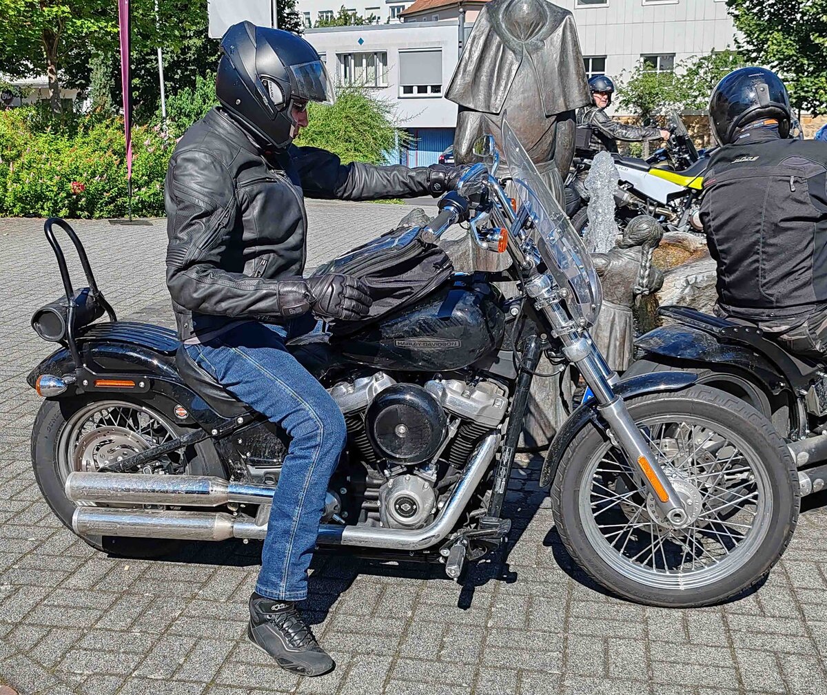 =Harley Davidson steht abfahrbereit zur geführten Tour vom Konrad-Zuse-Hotel in Hünfeld, 07-2024