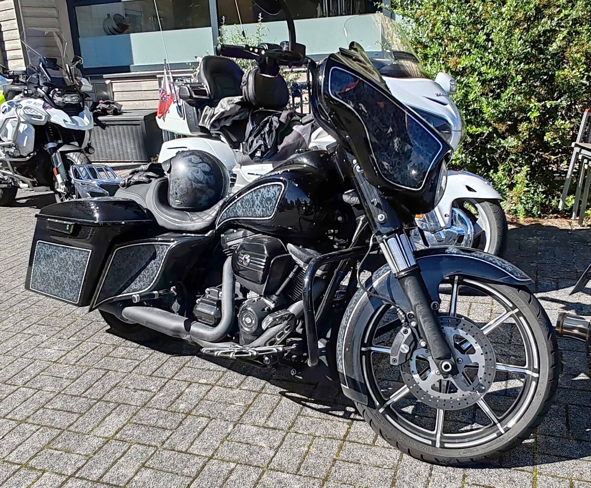 =Harley Davidson steht abfahrbereit zur geführten Tour vom Konrad-Zuse-Hotel in Hünfeld, 07-2024