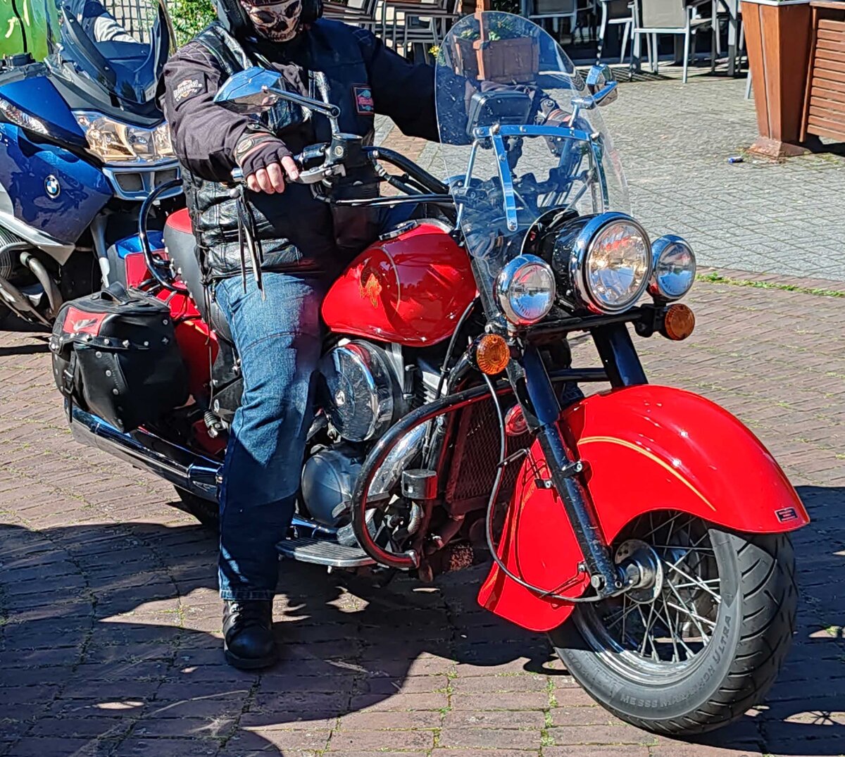 =Harley Davidson steht abfahrbereit zur geführten Tour vom Konrad-Zuse-Hotel in Hünfeld, 07-2024