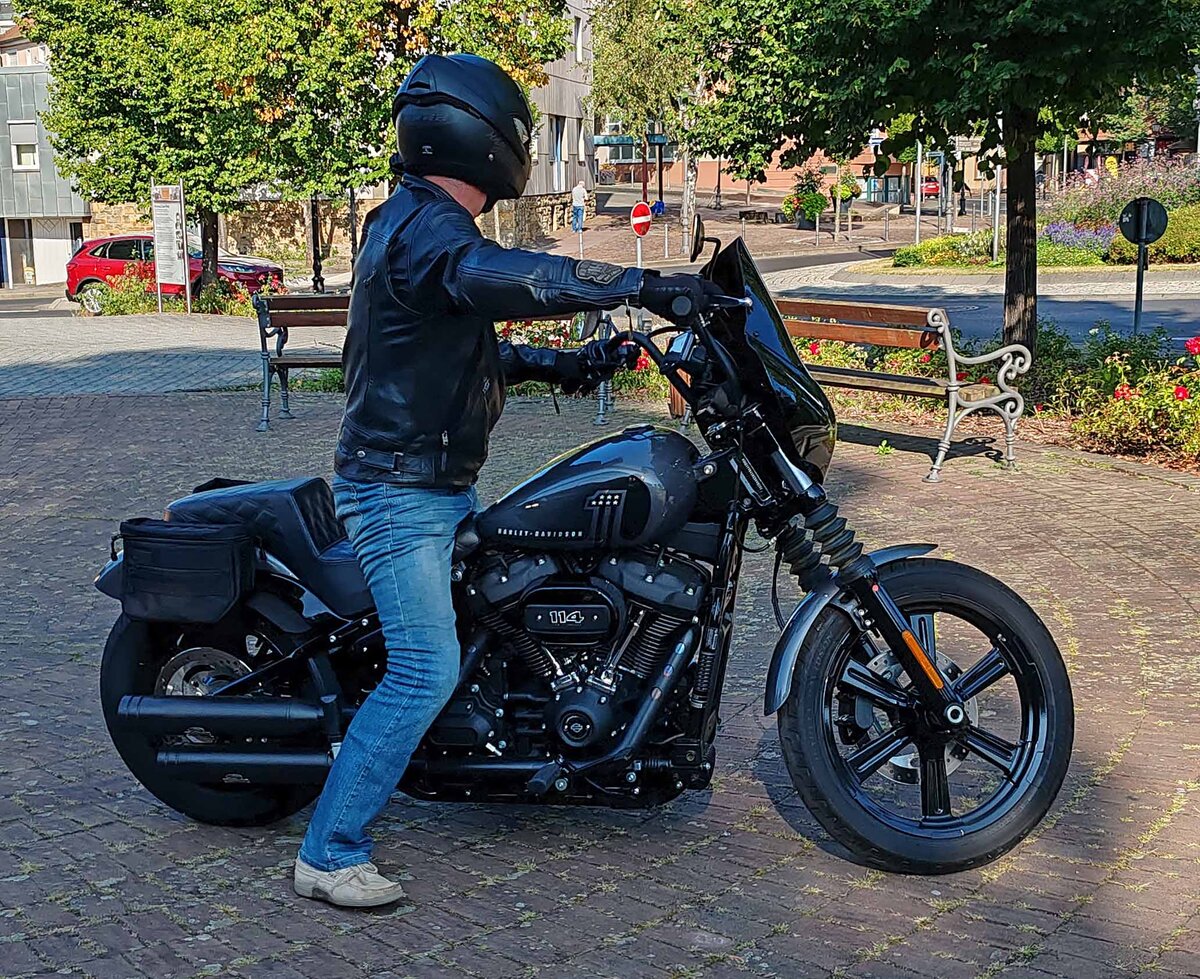 =Harley Davidson steht abfahrbereit zur geführten Tour vom Konrad-Zuse-Hotel in Hünfeld, 08-2024