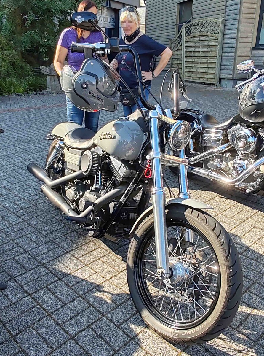 =Harley Davidson steht abfahrbereit zur geführten Tour vom Konrad-Zuse-Hotel in Hünfeld, 08-2024