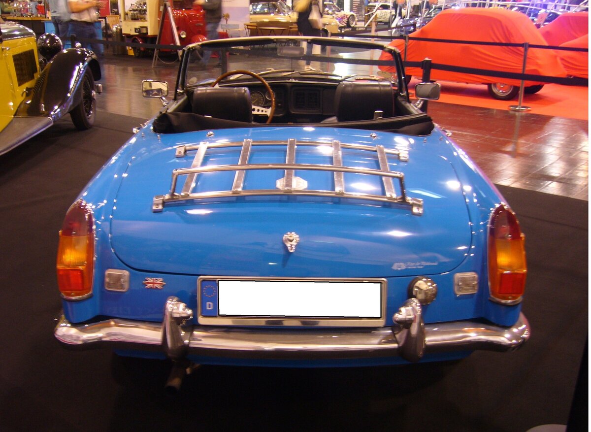 Heckansicht des MG B Roadster aus dem Jahr 1976. Der MG B wurde im Jahr 1962 vorgestellt und bis ins Jahr 1980 produziert. Er war einer der erfolgreichsten Roadster der Automobilgeschichte. Der Vierzylinderreihenmotor leistet 95 PS aus einem Hubraum von 1798 cm³.Essen Motor Show am 04.12.2024.