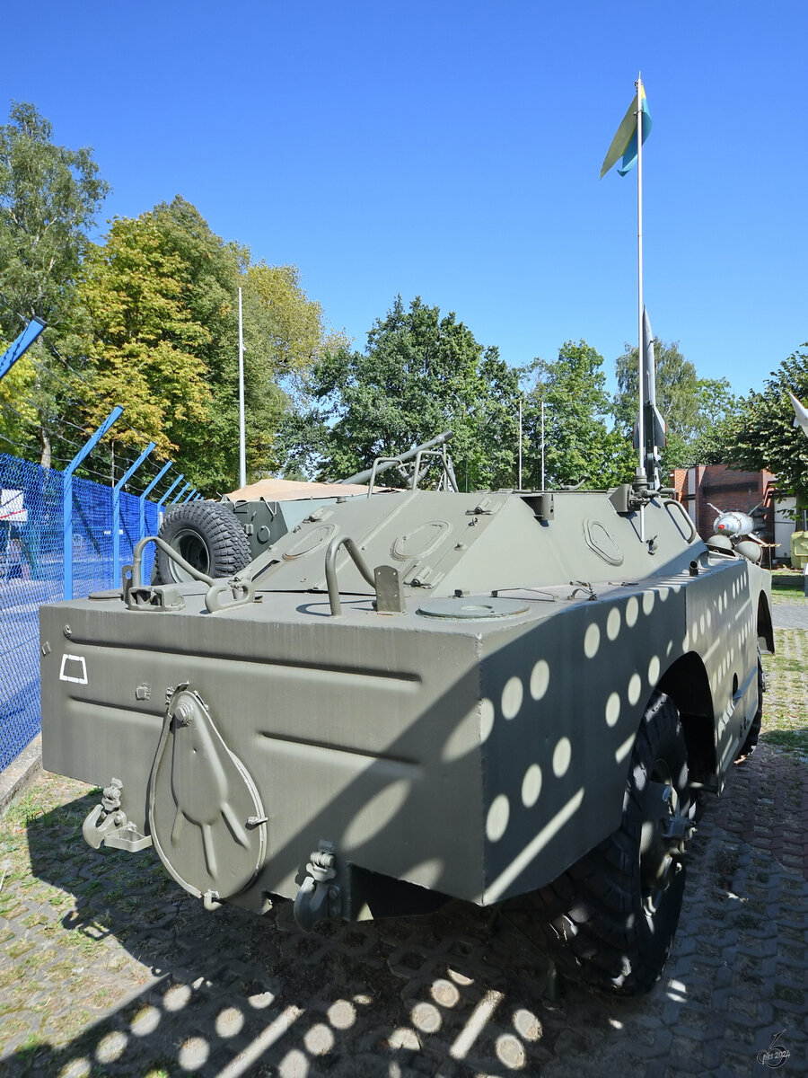 Heckansicht des voll amphibischen Spähpanzers BRDM-1, mit der charakteristischen Abdeckung für den Wasserstrahlantrieb. (Museum für Luftverteidigung Koszalin (Köslin), September 2024)