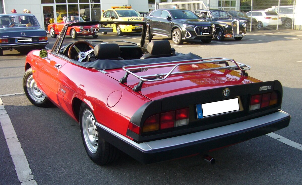 Heckansicht eines Alfa Romeo Spider 2.0 im Farbton rosso alfa aus dem Jahr 1987. 11. Saarner Oldtimer Cup am 01.09.2024 in Mülheim an der Ruhr-Saarn.