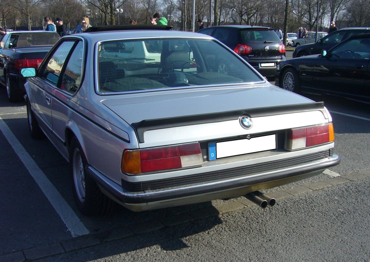 Heckansicht eines BMW E24 635 CSi im Farbton polarissilber. Oldtimerbrunch am Cafe del sol in Gelsenkirchen am 09.03.2025.