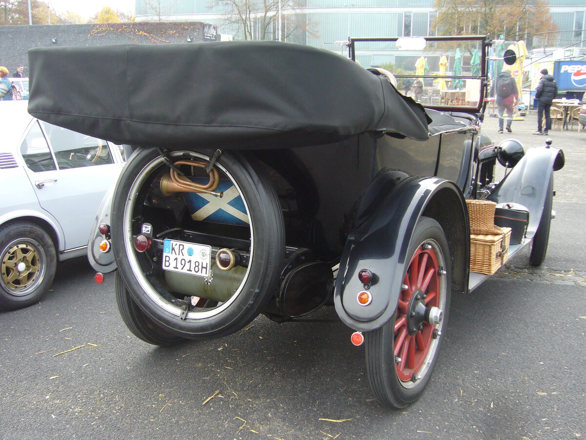 Heckansicht eines Buick Series E-Six Tourer aus dem Jahr 1918. Oldtimertreffen an Mo´s Bikertreff in Krefeld am 10.11.2024.