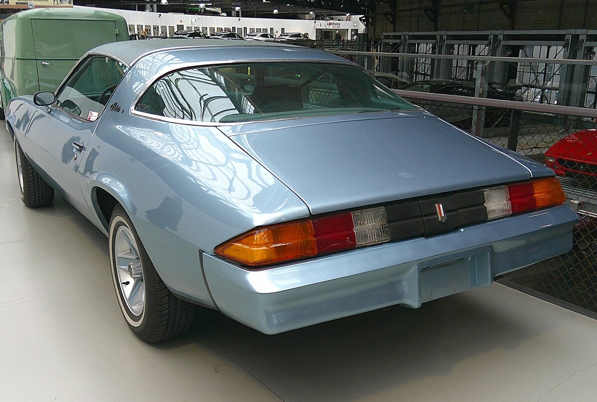 Heckansicht eines Chevrolet Camaro aus dem Jahr 1977 im Farbton bright blue. Classic Remise Düsseldorf am 11.01.2025.