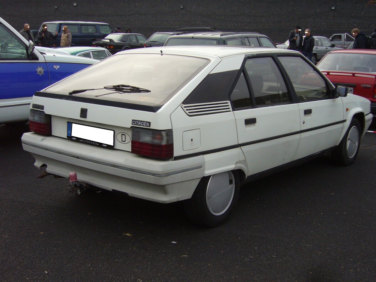 Heckansicht eines Citroen BX19 TRD der zweiten Serie. Oldtimertreffen an Mo´s Bikertreff in Krefeld am 10.11.2024.