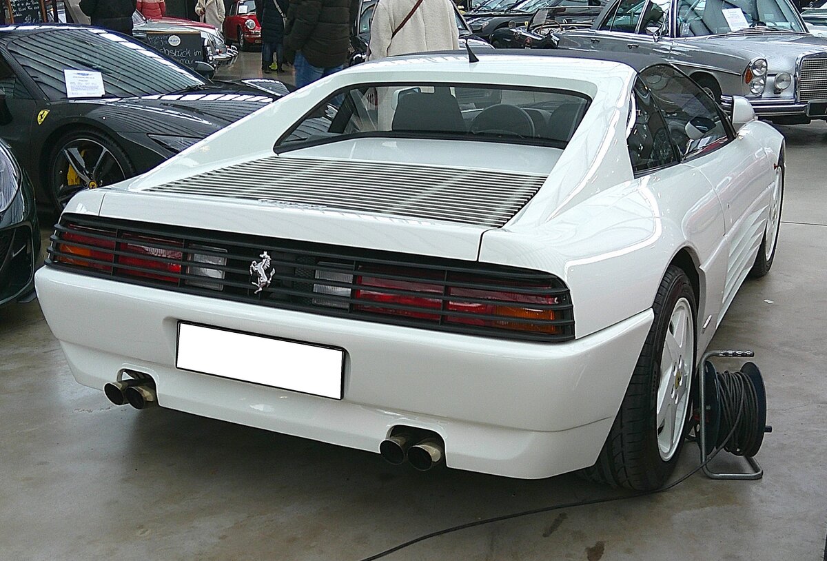 Heckansicht eines Ferrari 348GTS aus dem Jahr 1991. Classic Remise Düsseldorf am 11.01.2025.