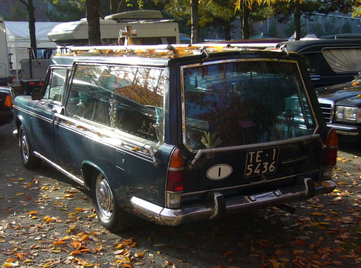 Heckansicht eines Fiat 2300 Bestattungsfahrzeuges der Carrozzeria Pilato. Historicar im LaPaDu Oktober 2022.