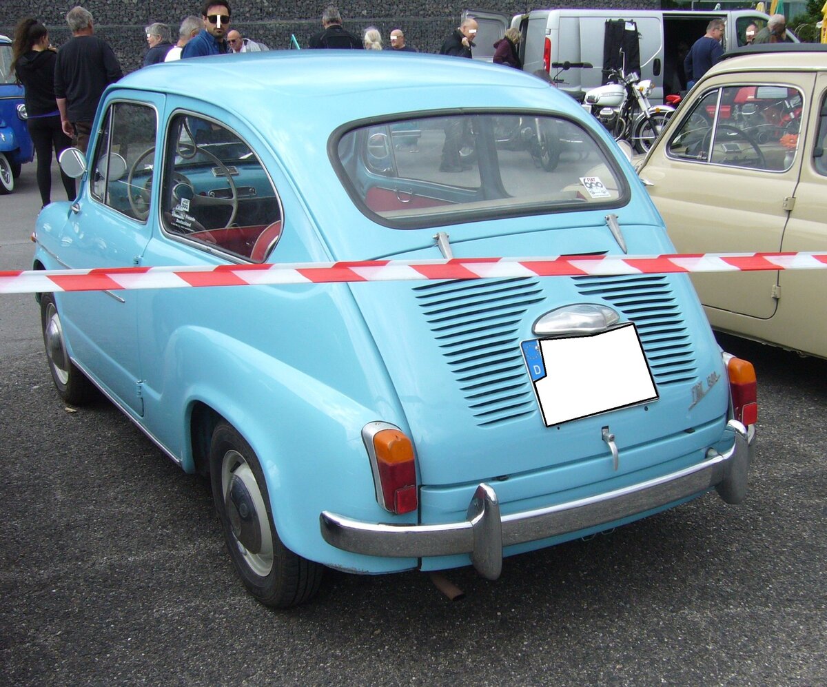 Heckansicht eines Fiat 600 Berlina.  Forza Italia  = Oldtimertreffen für italienische Fahrzeuge am 30.05.2024 an Mo´s Bikertreff in Krefeld.