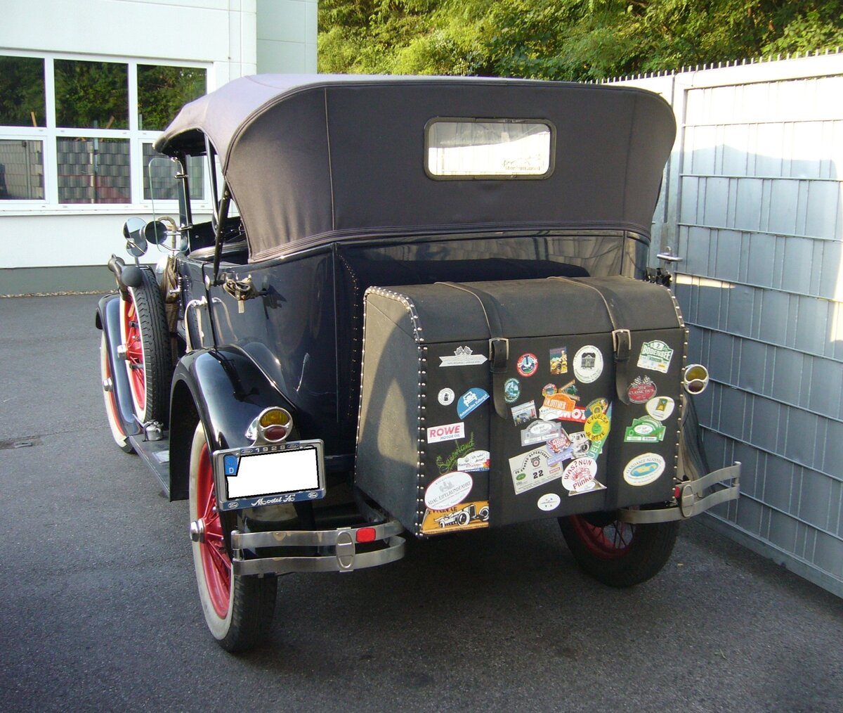 Heckansicht eines Ford Model A in der Karosserieversion Touring und im Farbton niagara dark blue aus dem Jahr 1928. 11. Saarner Oldtimer Cup am 01.09.2024 in Mülheim an der Ruhr-Saarn.