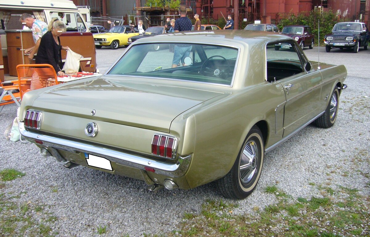 Heckansicht eines Ford Mustang 1 Hardtop Coupe aus dem Jahr 1964. Oldtimer-Revival auf dem Gelände der Kokerei Zollverein in Essen am 28.07.2024.