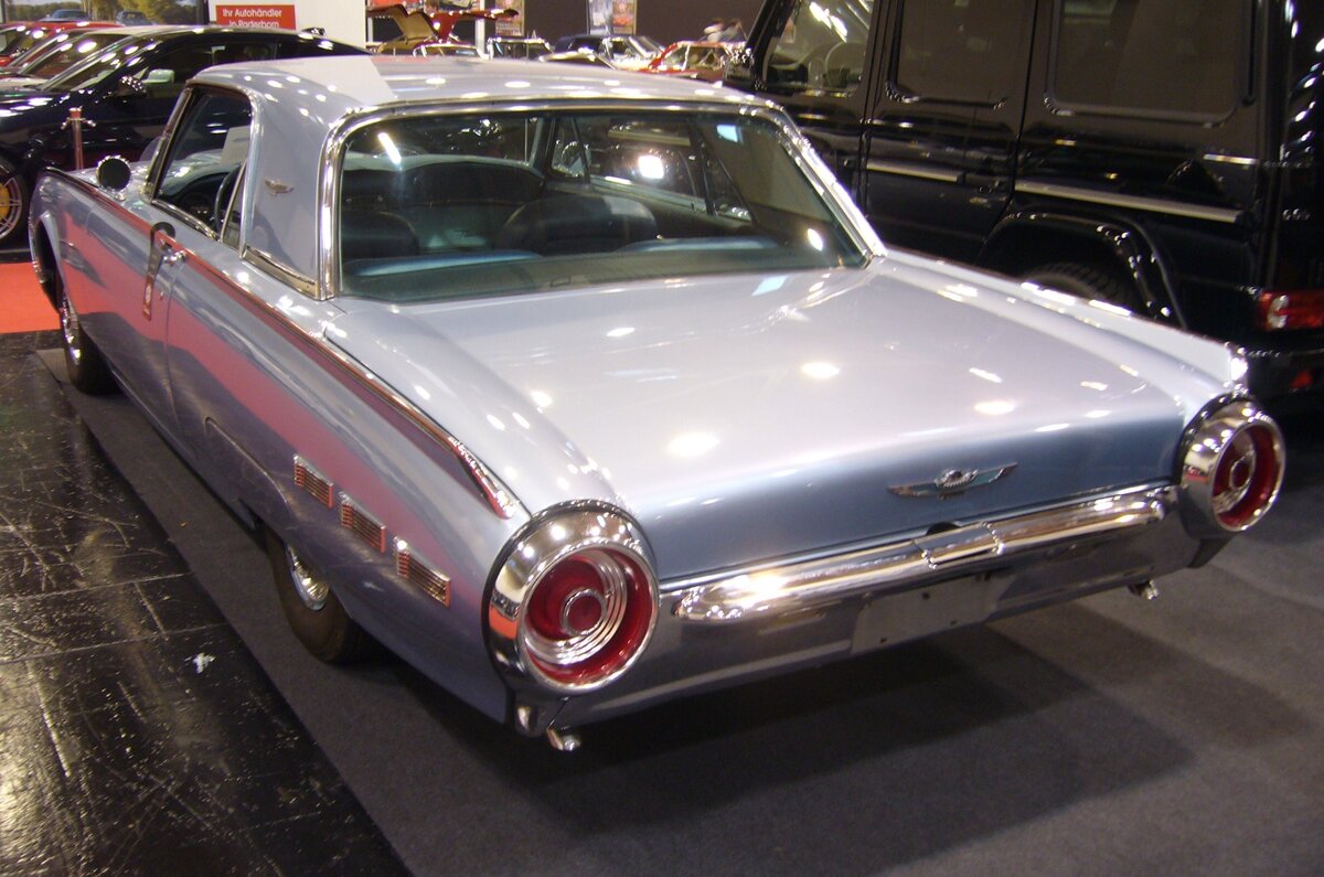 Heckansicht eines Ford Thunderbird Hardtop Coupe des Modelljahres 1962 im Farbton silver mink. Essen Motor Show am 04.12.2024.