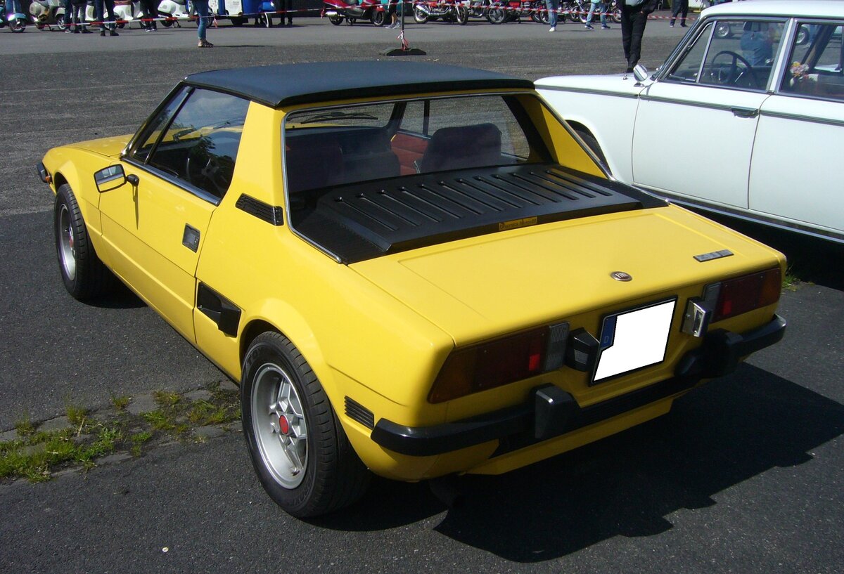 Heckansicht eines  frühen  Fiat X1/9.  Forza Italia  = Oldtimertreffen für italienische Fahrzeuge am 30.05.2024 an Mo´s Bikertreff in Krefeld.