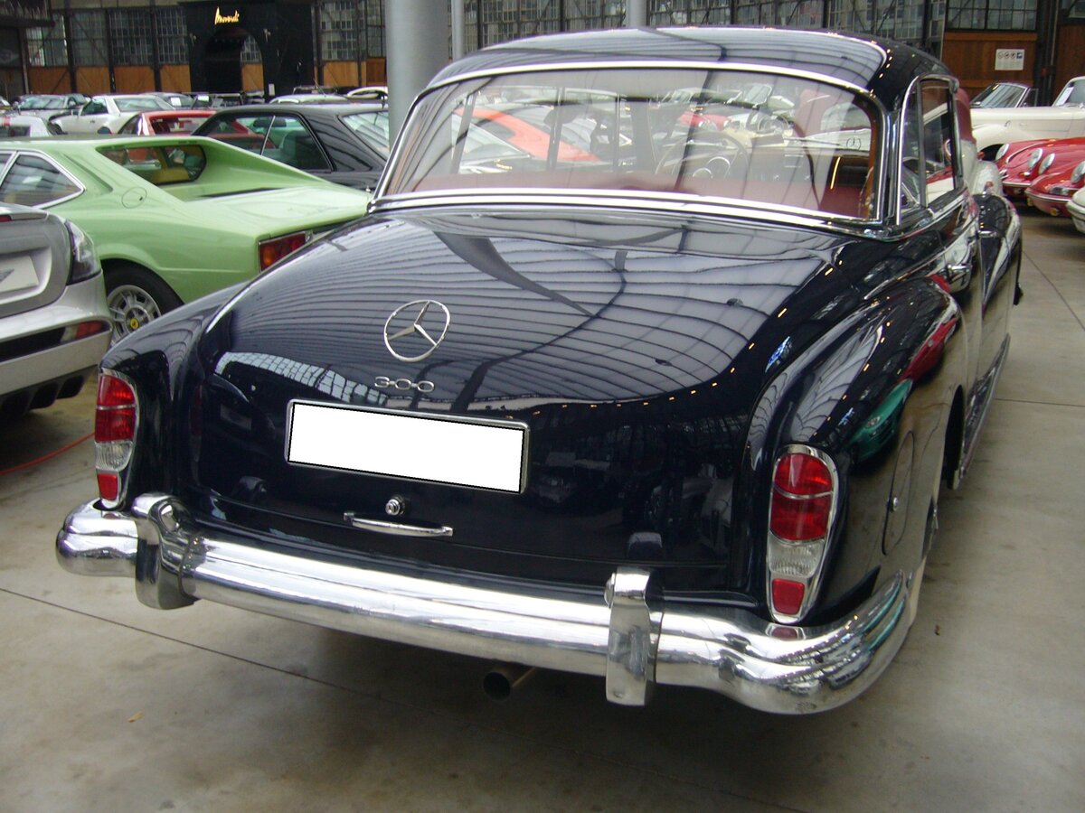 Heckansicht eines Mercedes Benz W189 300d aus dem Jahr 1958 im Farbton dunkelblau. Classic Remise Düsseldorf am 01.11.2024.