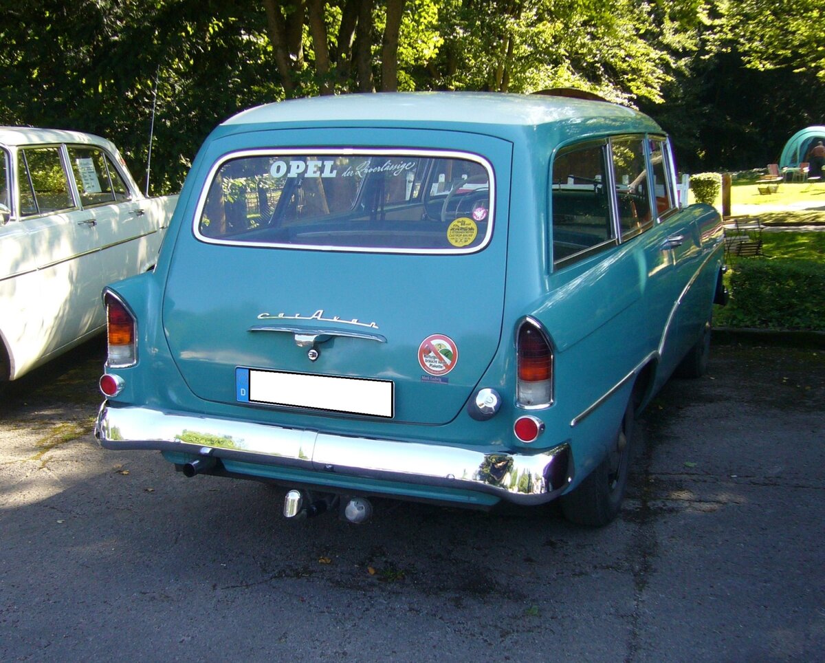 Heckansicht eines neptunblauen Opel Olympia Rekord P1 CarAvan. Panoramatreffen der Alt-Opel IG in Essen Werden am 10.08.2024.