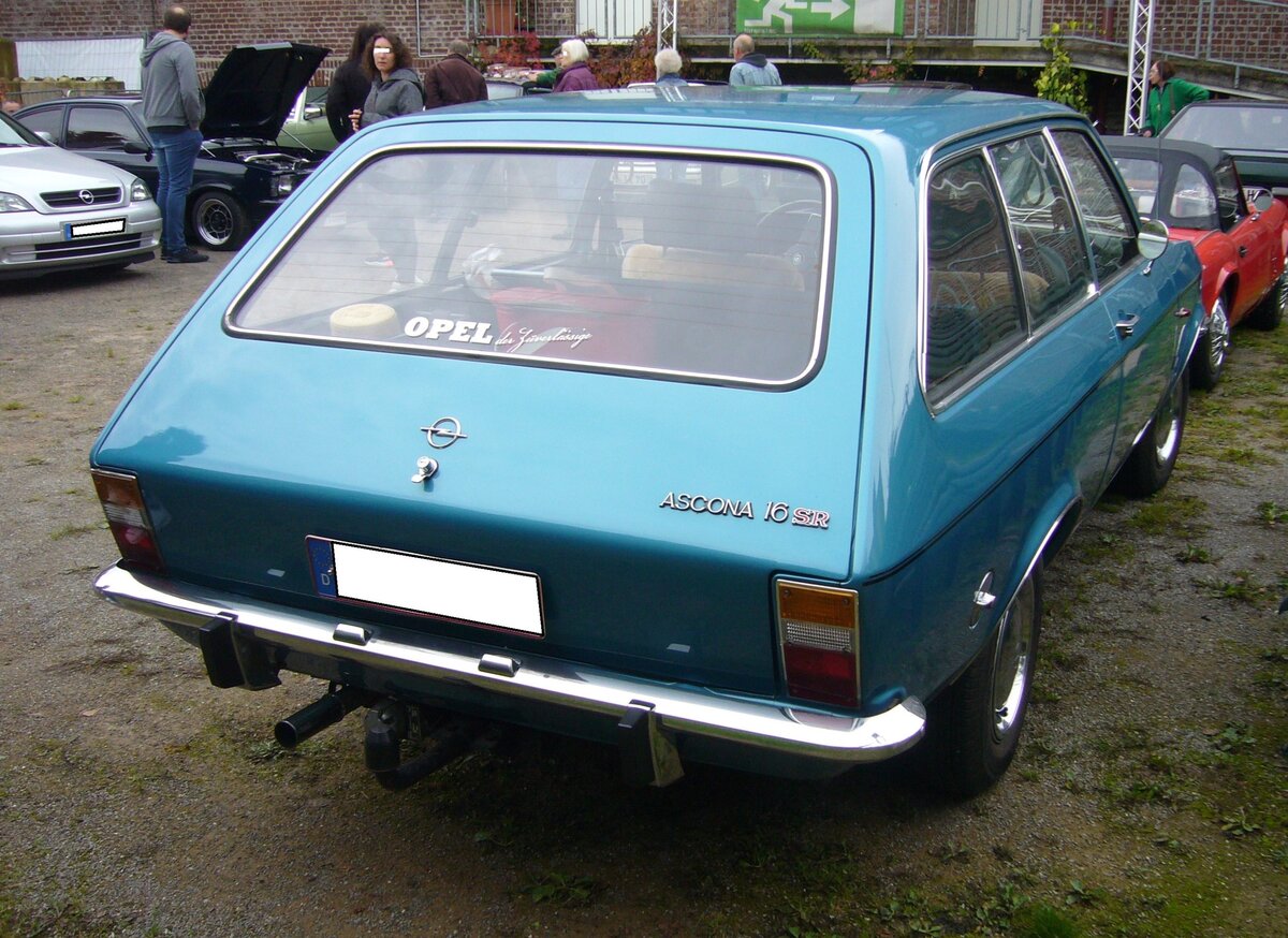 Heckansicht eines Opel Ascona A Voyage 1.6 SR im Farbton monzablau. Oldtimertreffen beim Theater an der Niebu(h)rg am 20.10.2024 in Oberhausen/Rhld.