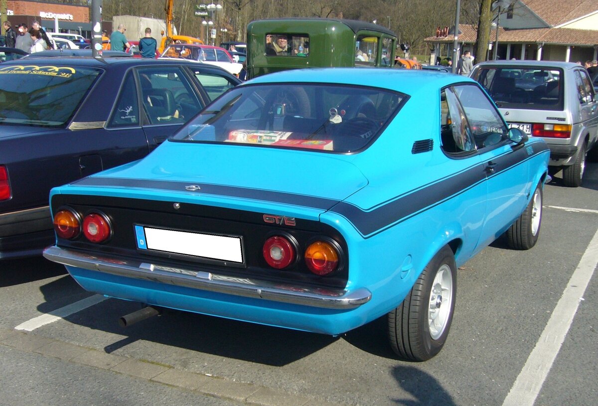 Heckansicht eines Opel Manta A GT/E aus dem letzten Modelljahr 1975 im Farbton signalblau. Oldtimerbrunch am Cafe del sol in Gelsenkirchen am 09.03.2025.