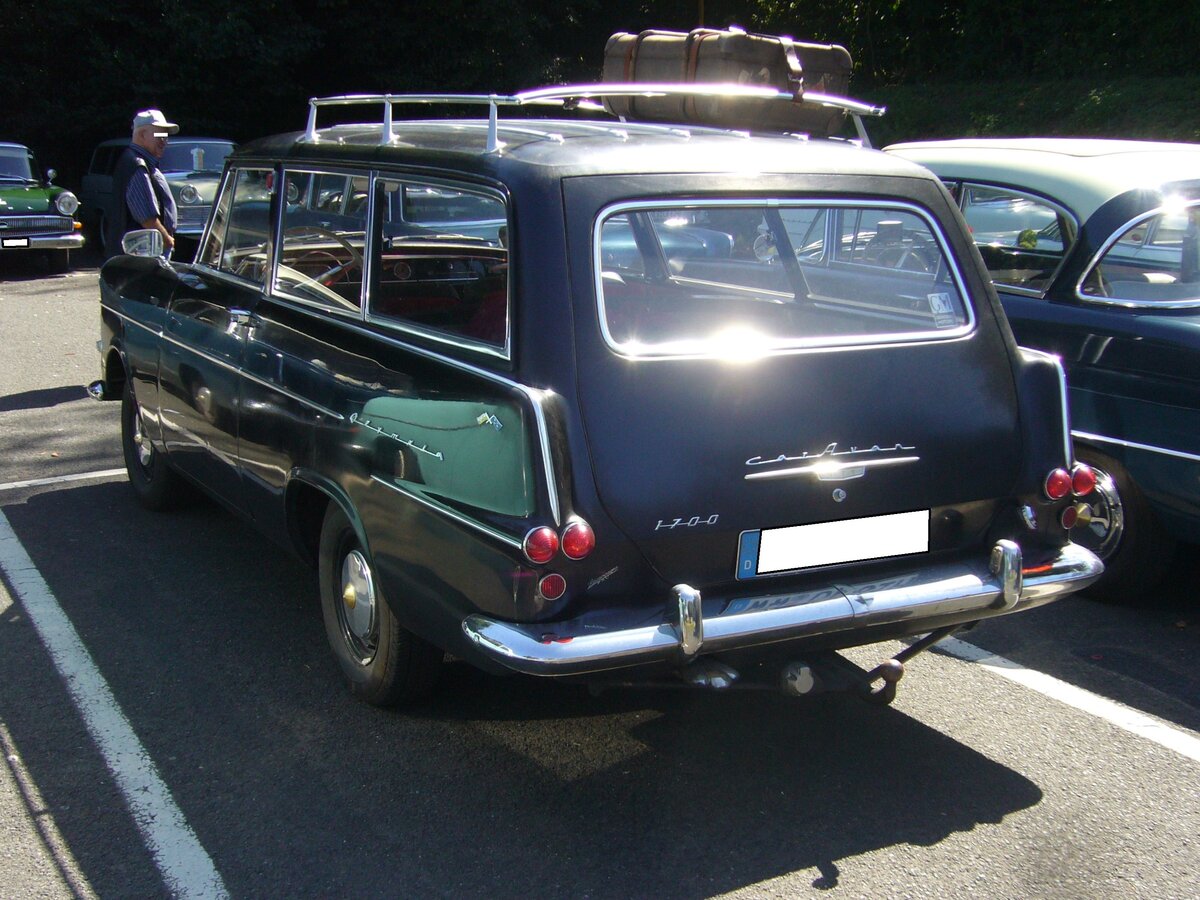 Heckansicht eines Opel Olympia Rekord P2 1700 CarAvan aus dem Jahr 1961. Zweiter Zwischenstopp bei der Ausfahrt des Panoramatreffen der Alt-Opel IG am 10.08.2024 in Velbert.