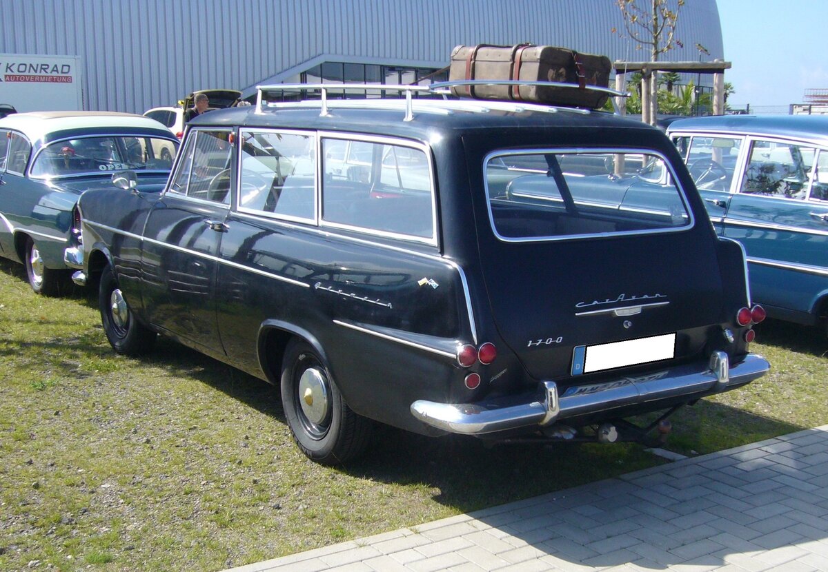 Heckansicht eines Opel Olympia Rekord P2 CarAvan aus dem Jahr 1961. Beim ersten Zwischenstopp der Ausfahrt des Panoramatreffen der Alt-Opel IG am Luftschiffhangar des Flughafen Essen/Mülheim am 10.08.2024.