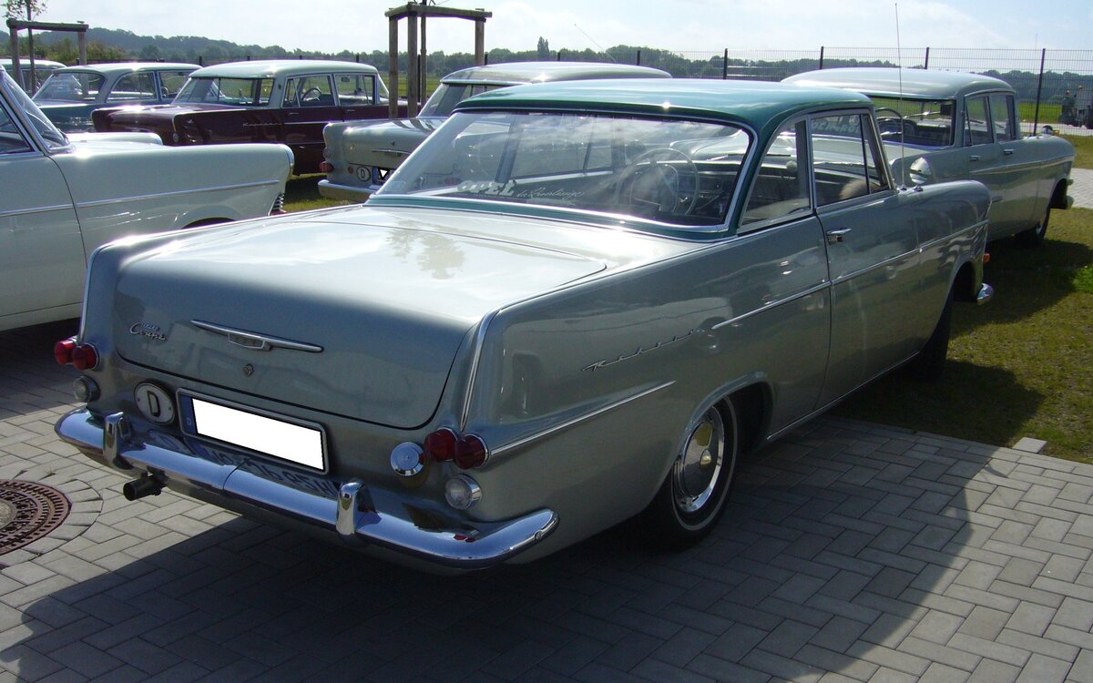 Heckansicht eines Opel P2 Coupe aus dem Jahr 1962 in der Farbkombination laplatasilber/ozeangrün am 10.08.2024 während des ersten Zwischenstopps am Luftschiffhangar des Flughafens Essen/Mülheim.