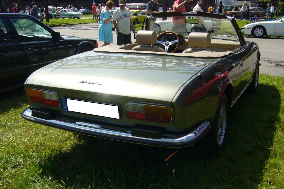 Heckansicht eines Peugeot 504 Cabriolet. Oldtimer-Revival auf dem Gelände der Kokerei Zollverein in Essen am 28.07.2024.